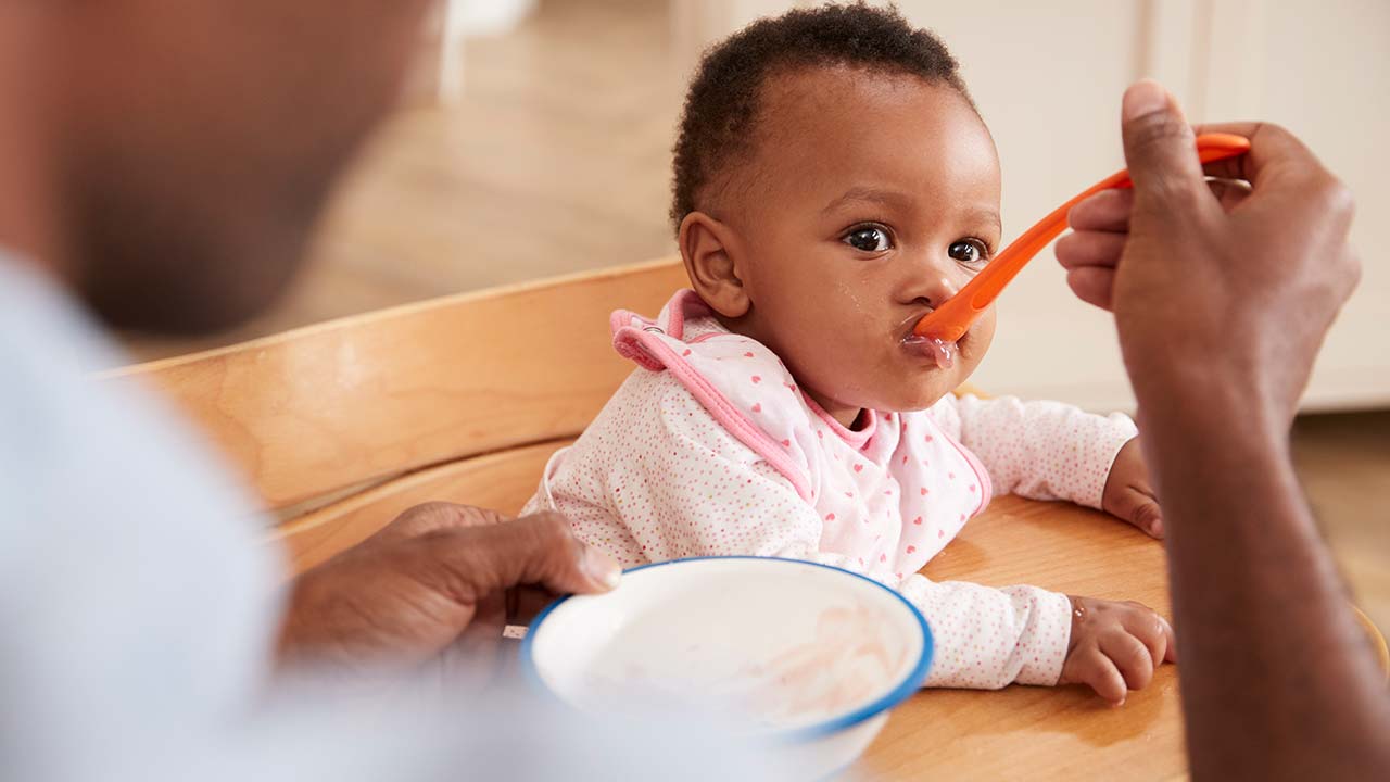 Introducing Solid Foods to Your Baby: A Comprehensive Guide